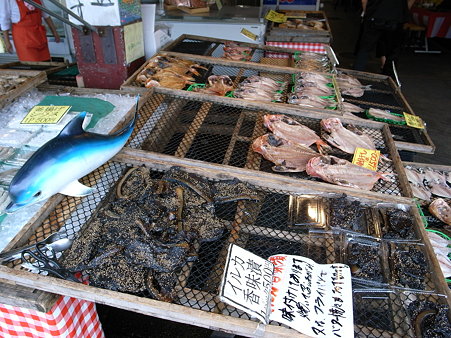 沼津港の市場で売っていたイルカの香味漬