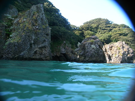 DiCAPac「WP-310」で撮影した田子・瀬浜海岸の尊之島の洞穴