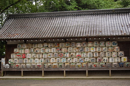 松尾大社　神興庫前の酒樽