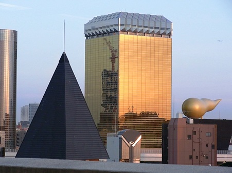 黄金ビルと新東京タワー