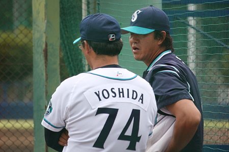吉田コーチと鈴木尚典育成コーチ