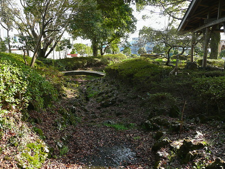 東屋から続く石橋