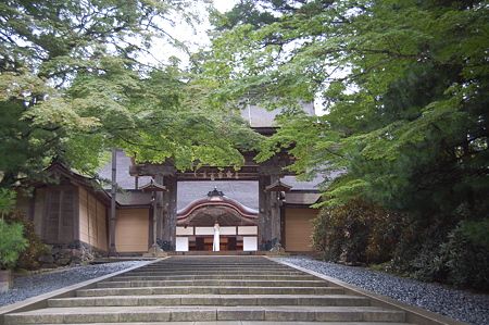 高野山金剛峯寺正門
