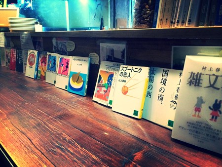 カウンターの上も春樹ワールド