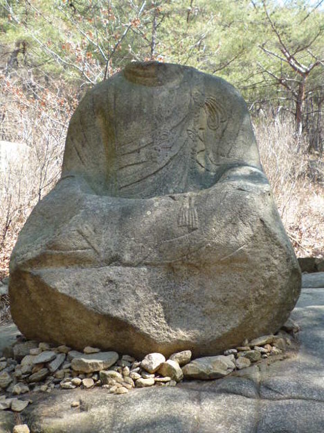 首なし石仏坐像～韓国慶州 Seated Buddha without head