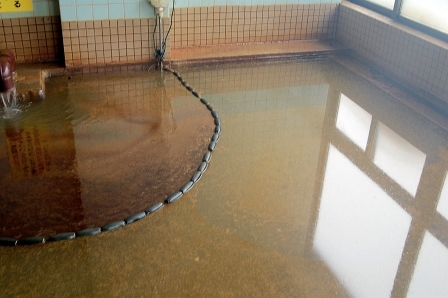 オイルフェンスが浮かぶ(早朝のみ)