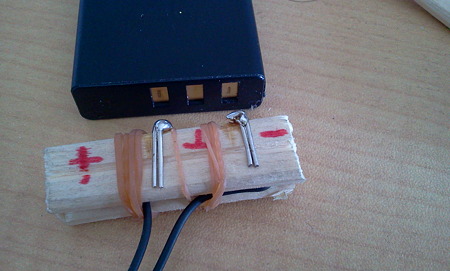 クリップ電極を割り箸に固定してみた