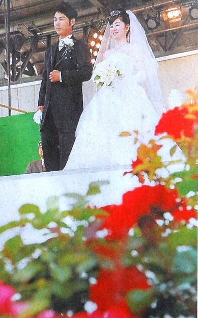 福山ばら祭「愛誓う挙式も」(朝日新聞備後版)