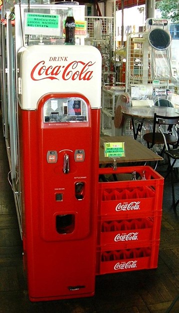 コカコーラの瓶用自動販売機 1940年代の復刻版 2009 5 9 Finepix1700z Structure Asakusa 090509 0003 写真共有サイト フォト蔵