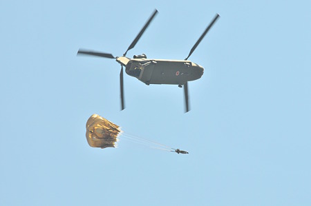 CH-47Jからの降下