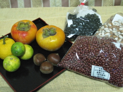 買ってきた豆といただいた果物を供えました