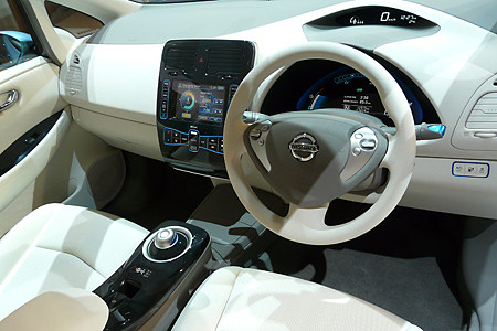 日産電気自動車リーフ　３