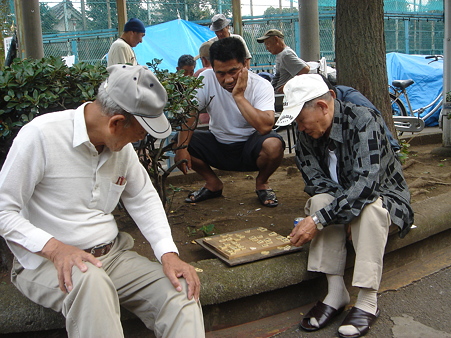 玉姫公園の中　将棋を指す男たち　DSC01625