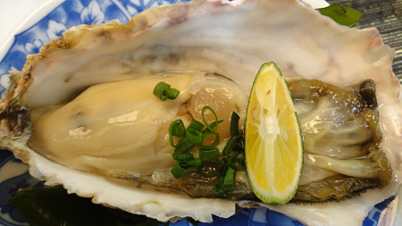 生牡蠣 「お好きなの知ってるんでサービス」って板さん喜ばせてくれる。 浅草 鳥越ずし